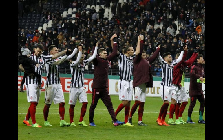 Jugadores del Eintracht celebran su victoria tras el duelo disputado este día. EFE / R. Wittek