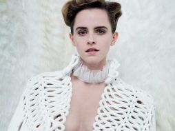 No se trata de una fotografía 'topless', sino de una imagen cuidada en la que Emma luce un chal blanco. ESPECIAL / vanityfair.com