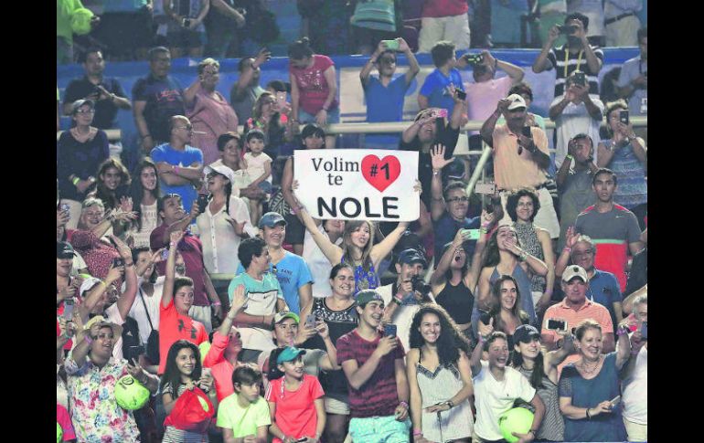 Gran ambiente. Sin importar el golpe a la cartera, los aficionados disfrutan del Abierto Mexicano de Tenis en Acapulco. SUN / A. Ojeda