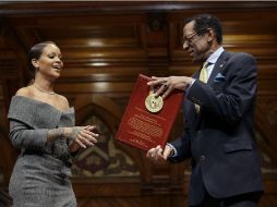 La cantante Rihanna fue premiada por abrir un centro de tratamiento contra el cáncer instalado en el Hospital Queen Elizabeth. AP / S. Senne