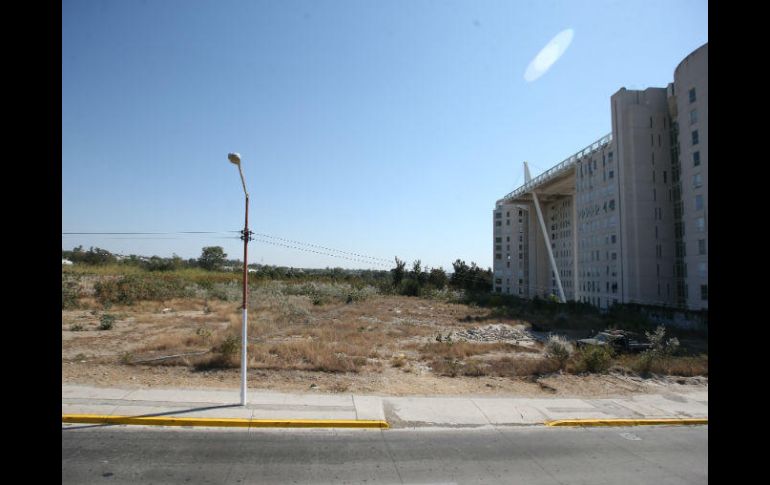 Ayer, autoridades estatales tomaron terreno en avenida Acueducto donde se pretende construir vivienda. EL INFORMADOR / R. Tamayo