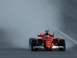 Después que los equipos probaron las llantas de lluvia en una pista que fue mojada artificialmente, Kimi mejoró sus tiempos. AP / F. Seco