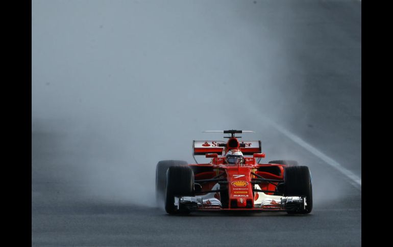 Después que los equipos probaron las llantas de lluvia en una pista que fue mojada artificialmente, Kimi mejoró sus tiempos. AP / F. Seco