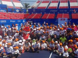 Con raquetas gigantes y miles de pelotas, los niños se divirtieron al lado de los competidores del torneo mexicano. EL INFORMADOR / F. Romero