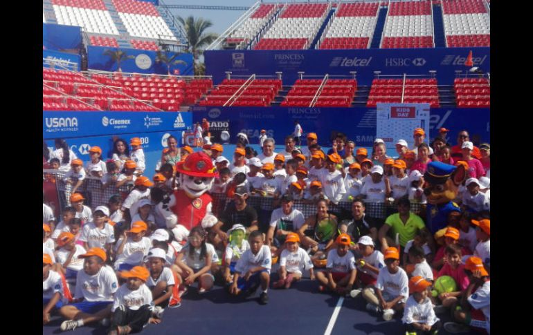 Con raquetas gigantes y miles de pelotas, los niños se divirtieron al lado de los competidores del torneo mexicano. EL INFORMADOR / F. Romero