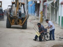 Pacientes deben cruzar por zonas llenas de tierra y obstáculos con el riesgo de sufrir accidentes. EL INFORMADOR / F. Atilano