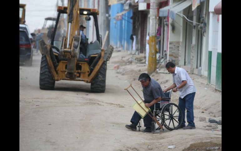 Pacientes deben cruzar por zonas llenas de tierra y obstáculos con el riesgo de sufrir accidentes. EL INFORMADOR / F. Atilano