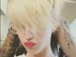 En el video sale junto a su estilista, Chris McMillan, también encargado del look de Miley Cyrus. INSTAGRAM / katyperry