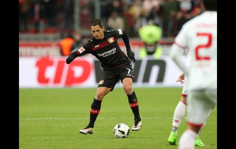 ''Chicharito'' tendrá una prueba complicada, aunque no imposible, ante un cuadro que no pierde en casa desde el 2015. TWITTER / @bayer04_en