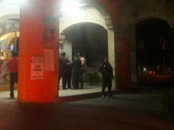 La noche de ayer jueves un hombre armado entró al negocio y disparó directamente contra el capitán de meseros. ESPECIAL /