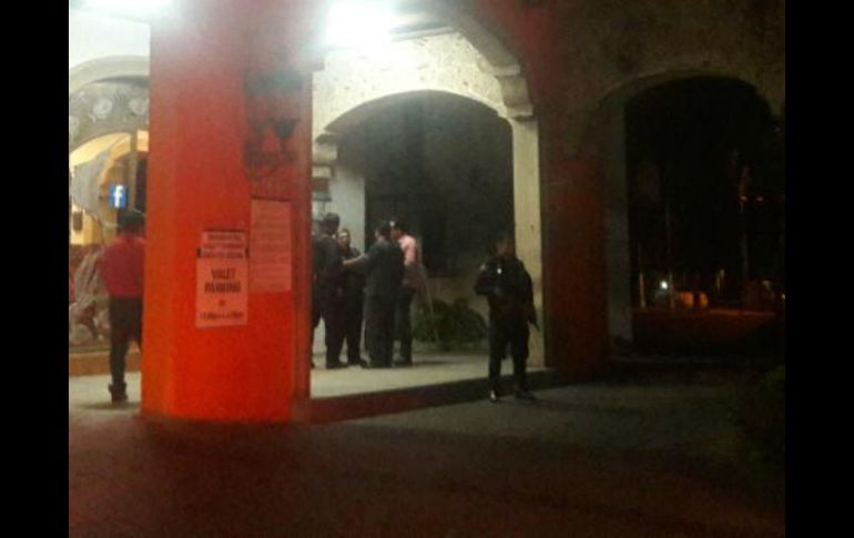 La noche de ayer jueves un hombre armado entró al negocio y disparó directamente contra el capitán de meseros. ESPECIAL /