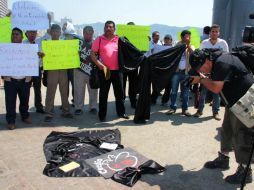 Los periodistas colocaron una manta negra en el suelo en la cual depositaron una cámara fotográfica y teléfonos móviles. EFE / M. Meza