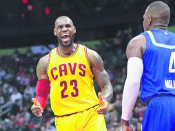 El rey. LeBron James (#23) encestó seis tiros de tres, para liderar a los Cavaliers en ese departamento. AP / C. Compton