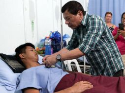 Rodrigo Duterte visitó a once soldados heridos el miércoles durante una ofensiva de las Fuerzas Armadas en la isla de Sulu. EFE / OFICINA DE LA PRESIDENCIA