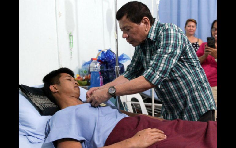 Rodrigo Duterte visitó a once soldados heridos el miércoles durante una ofensiva de las Fuerzas Armadas en la isla de Sulu. EFE / OFICINA DE LA PRESIDENCIA