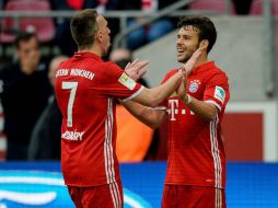 Ribéry (I) celebra su tanto con Bernat (D), quien también se hizo presente en el marcador. AFP / S. Schuermann