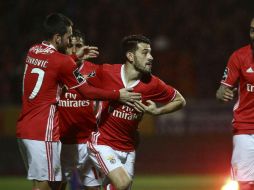 Pizzi (D) celebra el solitario tanto del equipo lisboeta. EFE / P. Novais