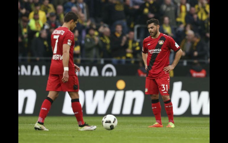 Sorpresivamente, 'Chicharito' (I) no es parte del once titular. AP / F. Gentsch