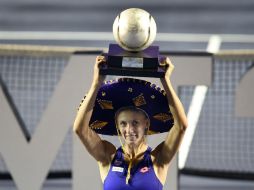 Tsurenko sostiene su trofeo ataviada con un sombrero de charro. AFP / A. Estrella