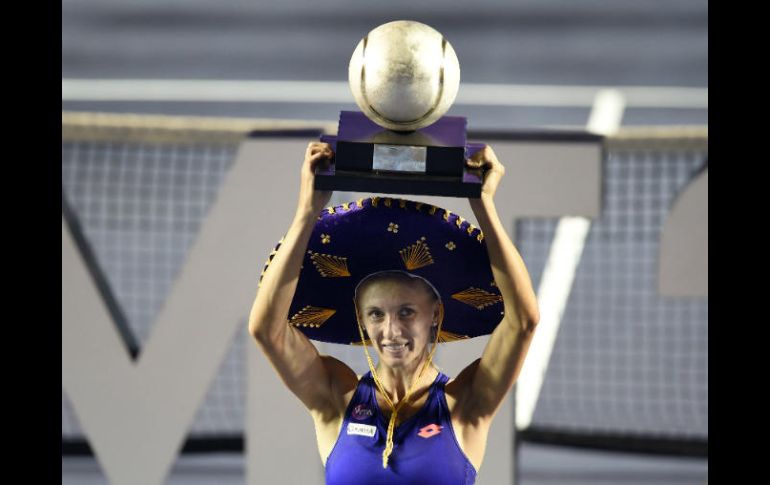 Tsurenko sostiene su trofeo ataviada con un sombrero de charro. AFP / A. Estrella