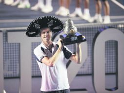 El estadounidense Sam Querrey posa con su trofeo de campeón tras vencer en la Final del Abierto Mexicano al español Rafael Nadal. MEXSPORT /