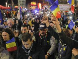 Los congregados reclaman la corrupción del país marchando desde la Plaza de la Victoria con banderas y silbatos. AP / V. Ghirda