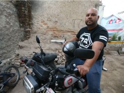 Juan Francisco Benavides decidió vender su auto y compró dos motos para transportar a su familia. EL INFORMADOR / R. Tamayo