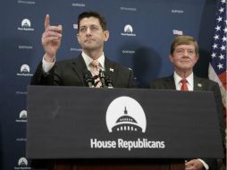 Los republicanos retiraron un plan impulsado por Paul Ryan para aplicar un impuesto nuevo a las pólizas de seguros más generosas. AP / ARCHIVO