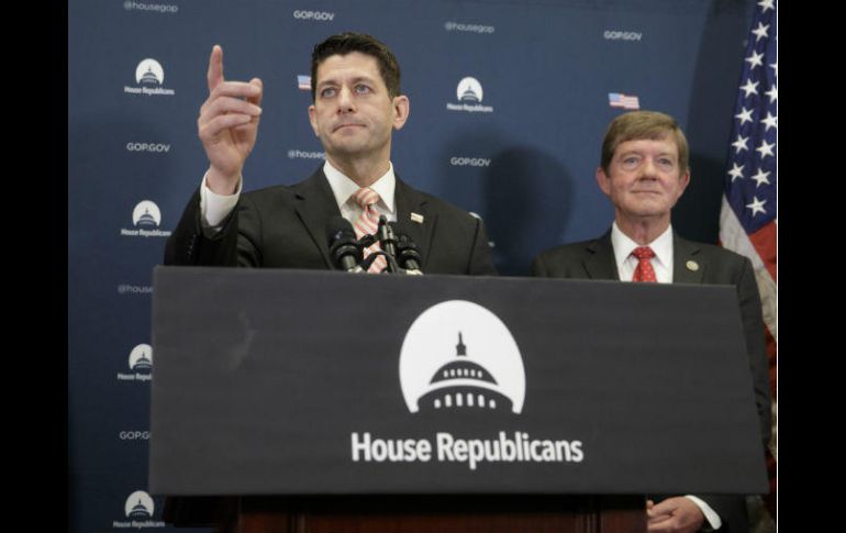 Los republicanos retiraron un plan impulsado por Paul Ryan para aplicar un impuesto nuevo a las pólizas de seguros más generosas. AP / ARCHIVO