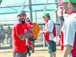 Sergio Romo (izquierda) tendrá su segunda participación con la novena tricolor en el Clásico Mundial de Beisbol. TWITTER / @teammexicobb