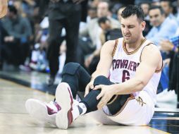 Breve aparición. Andrew Bogut se duele de su pierna izquierda tras lesionarse instantes después de ingresar. AFP / G. Shamus