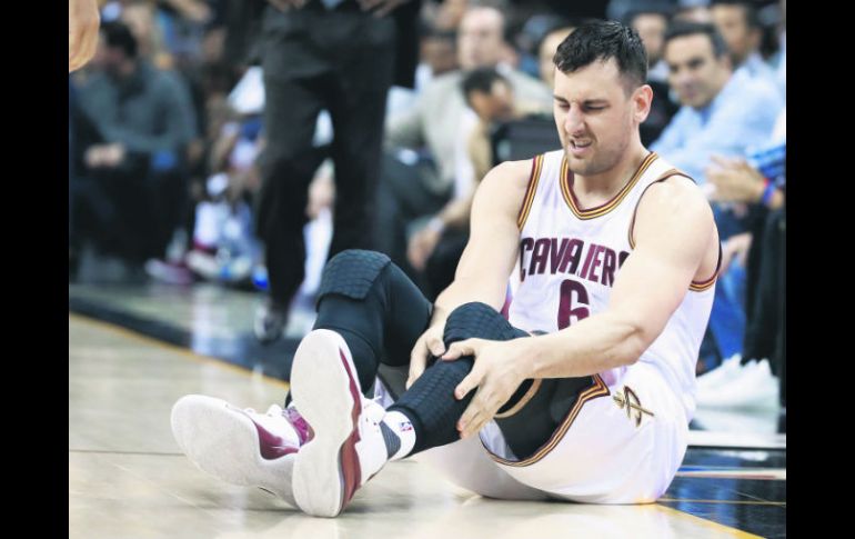 Breve aparición. Andrew Bogut se duele de su pierna izquierda tras lesionarse instantes después de ingresar. AFP / G. Shamus