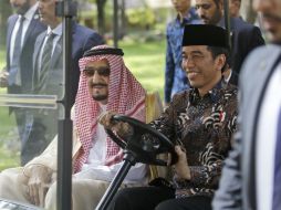 El rey Salman (d) realizó una visita de cuatro días a Malasia acompañado por una comitiva de unas 600 personas. AP / D. Alangkara