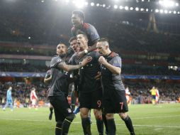 Lewandowski (#9) celebra el primer tanto de los alemanes, anotado desde los once pasos. AP / F. Augstein