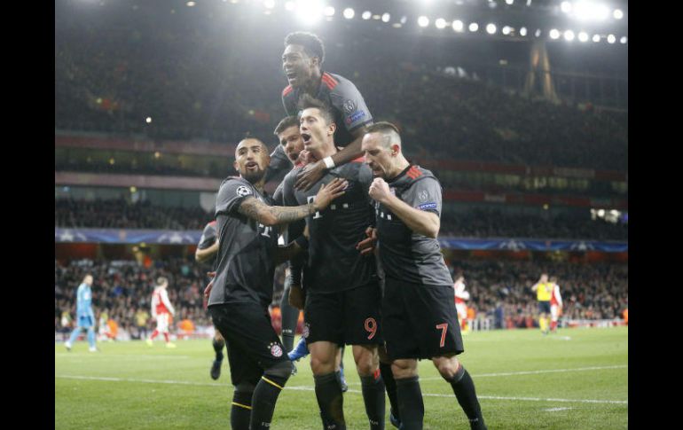 Lewandowski (#9) celebra el primer tanto de los alemanes, anotado desde los once pasos. AP / F. Augstein