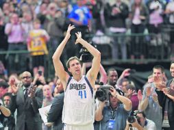 El alemán Dirk Nowitzki recibe el reconocimiento del público tras llegar a 30 mil puntos en su carrera. AFP /