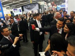 Peña Nieto se dio tiempo de fotografiarse con asistentes a la inauguración de la máxima exposición de las tiendas departamentales. EL INFORMADOR / E. Barrera