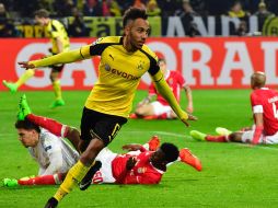 Píerre Aubamayang fue el hombre de la noche al marcar tres tantos en la goleada del Borussia Dortmund. AFP / J. Macdougall