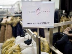 Algunas cadenas de tiendas que comercializaban la marca de la hija de Trump retirarán sus productos alegando una bajada en las ventas. AFP / ARCHIVO