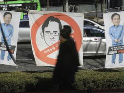 Carteles contra el presidente de facto del Grupo Samsung, Lee Jae-yong, colgados frente a las oficinas centrales de Samsung. EFE / YONHAP