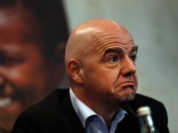 Infantino no habló sobre el arbitraje, pero expresó su esperanza de que la futura introducción del video ayude a evitar polémicas. AFP / A. Dennis