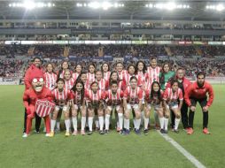 Las jugadoras de Rayos son presentadas durante el partido de Copa de ayer ante Santos. TWITTER / @ClubNecaxa