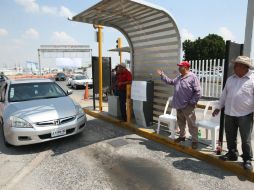 'Pasen, el estacionamiento es gratis por el tiempo que quieran', exclamaban los ejidatarios en las casetas. EL INFORMADOR / R. Tamayo