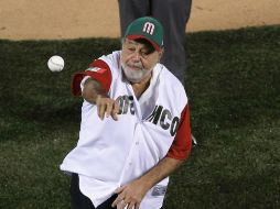 El magnate mexicano lanzó la pelota en una de las actividades ceremoniales del Clásico Mundial de Béisbol. EFE / J. Méndez