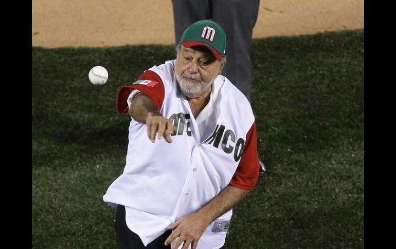 El magnate mexicano lanzó la pelota en una de las actividades ceremoniales del Clásico Mundial de Béisbol. EFE / J. Méndez