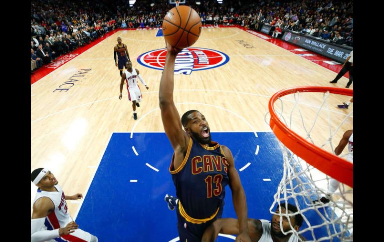 Andre Drummond anotó 20 puntos y recuperó 16 rebotes para Cleveland. AFP / G. Shamus