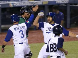 Robert Segedin (derecha) y Daniel Descalso celebran tras conseguir dos carreras ante México ayer en el inicio del Clásico Mundial. EFE /  J. Méndez