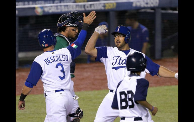 Robert Segedin (derecha) y Daniel Descalso celebran tras conseguir dos carreras ante México ayer en el inicio del Clásico Mundial. EFE /  J. Méndez