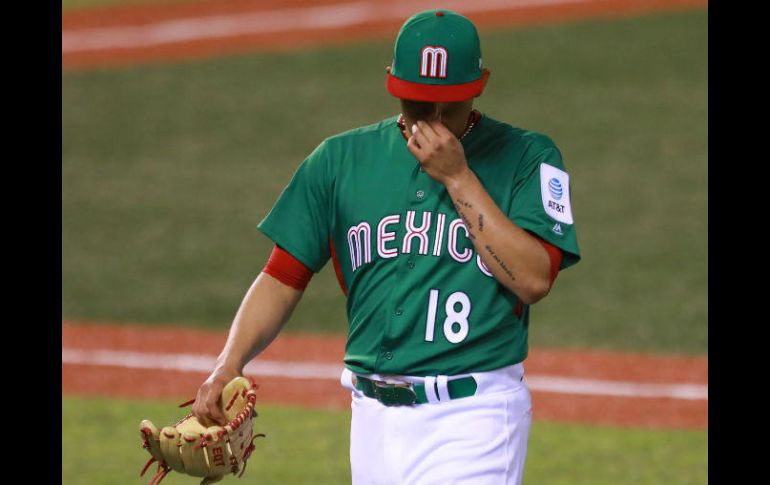 Roberto Osuna hizo 26 lanzamientos y no pudo sacar ningún out. AFP / M. Tovar