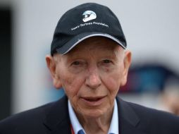 Surtees ganó el Mundial de Fórmula Uno en 1964 con Ferrari y cuatro títulos en la categoría reina del motociclismo de 1956 a 1960. AFP / O. Scarff